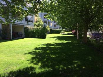 Terrasse mit Rasenfläche